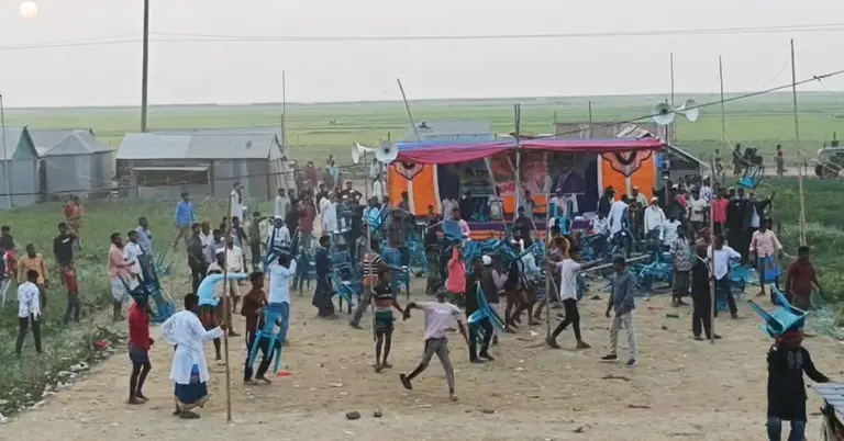 দুই পক্ষের সংঘর্ষ